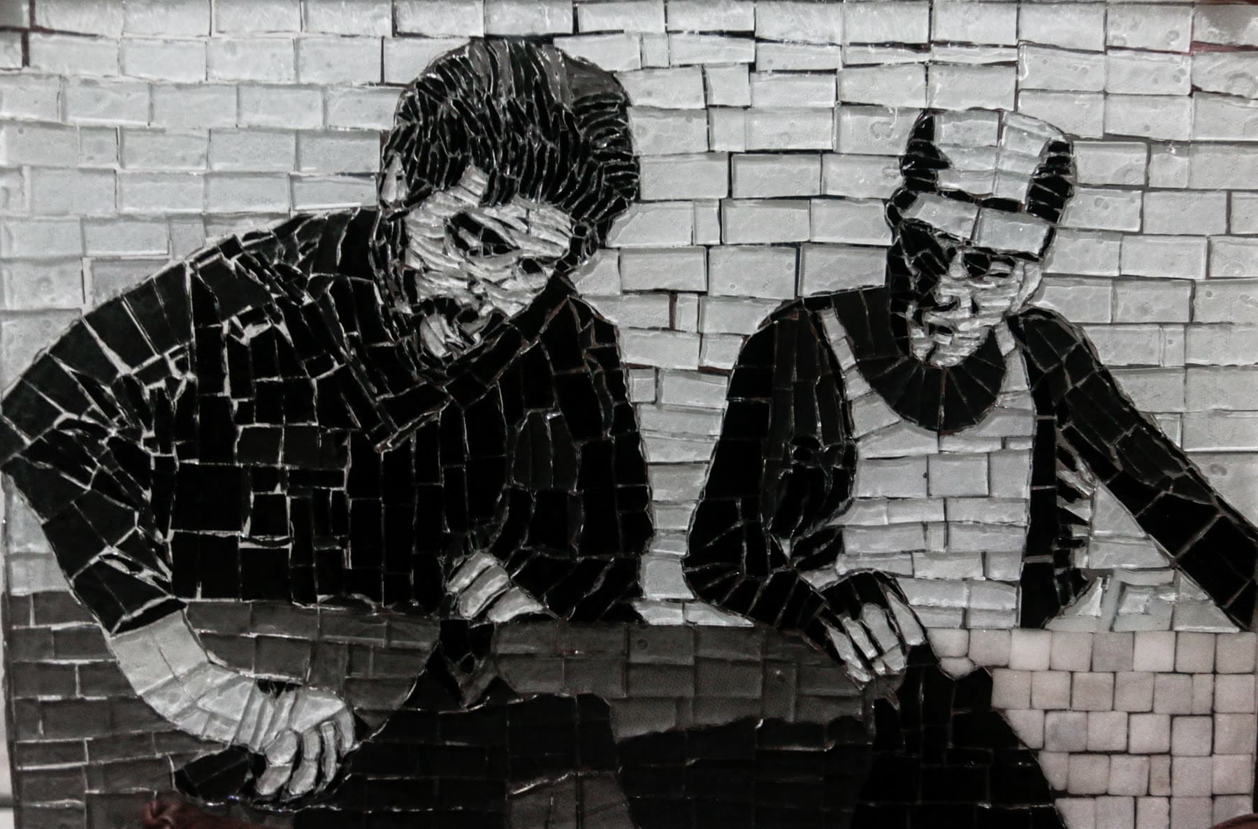 Glass mosaic showing Che Guevara engaged in volunteer work.