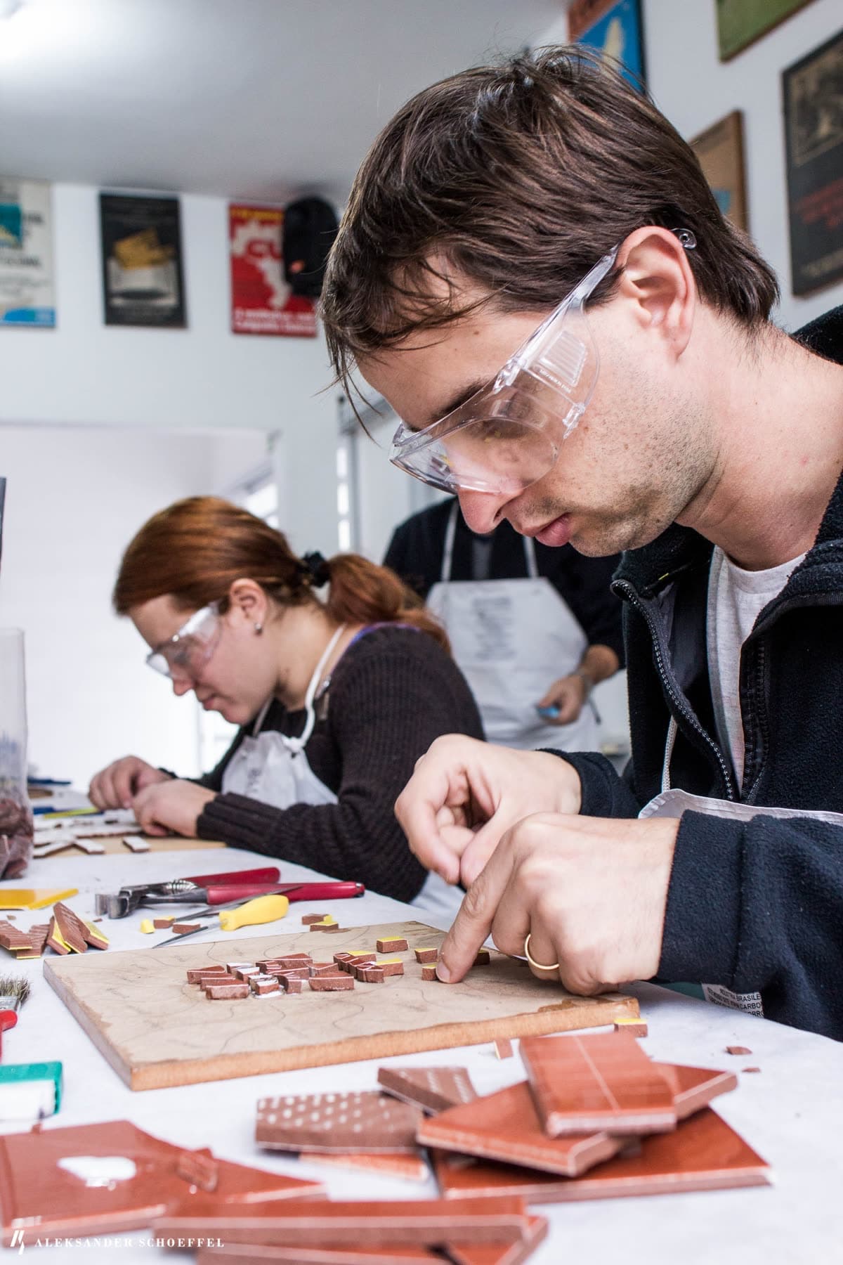 Javier Guerrero em atividade formativa de mosaico ligada ao Sindipetro PR/SC.